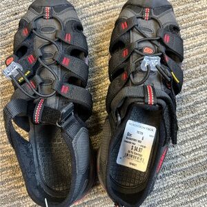 Men’s Keen leather, closed toe sandal in black/fiery red.